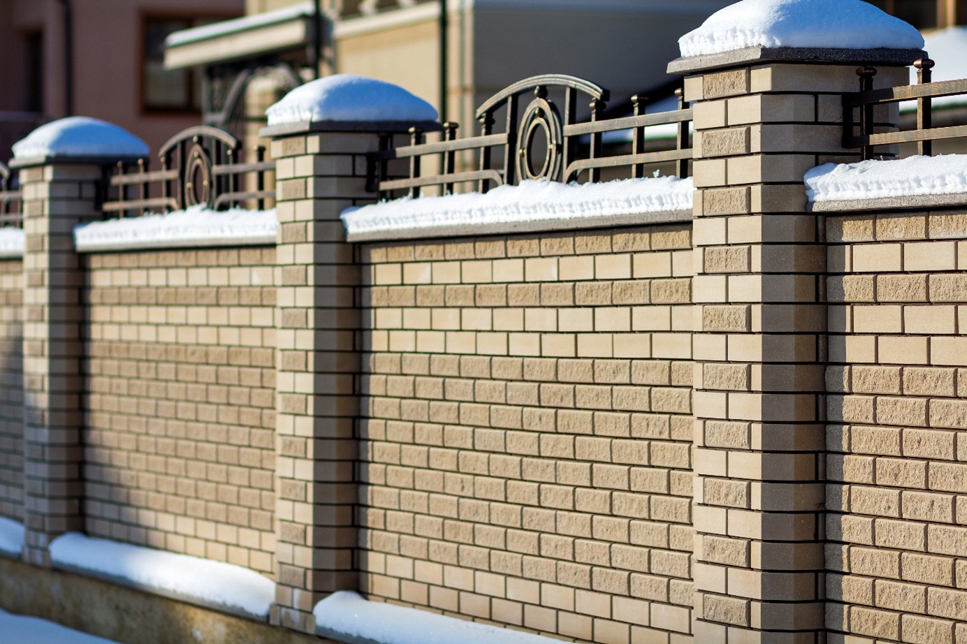 A kerítésed csendes gyilkosa: ezért kellenek a kerítésfedlapok!